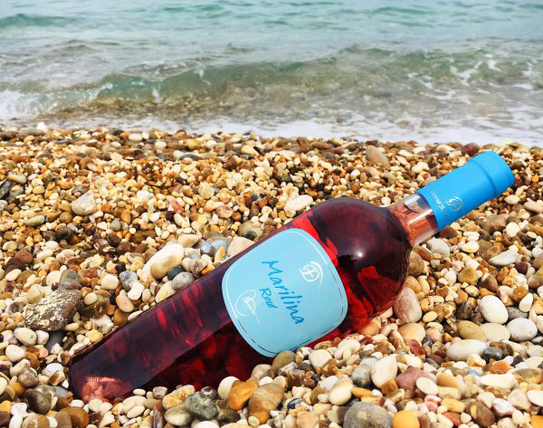 Bottiglia di vino Marilina Rosè in riva al mare