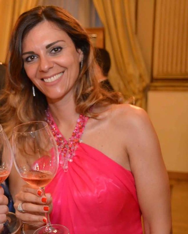 MArlina Nappi con calice di vino Marilina Rosè