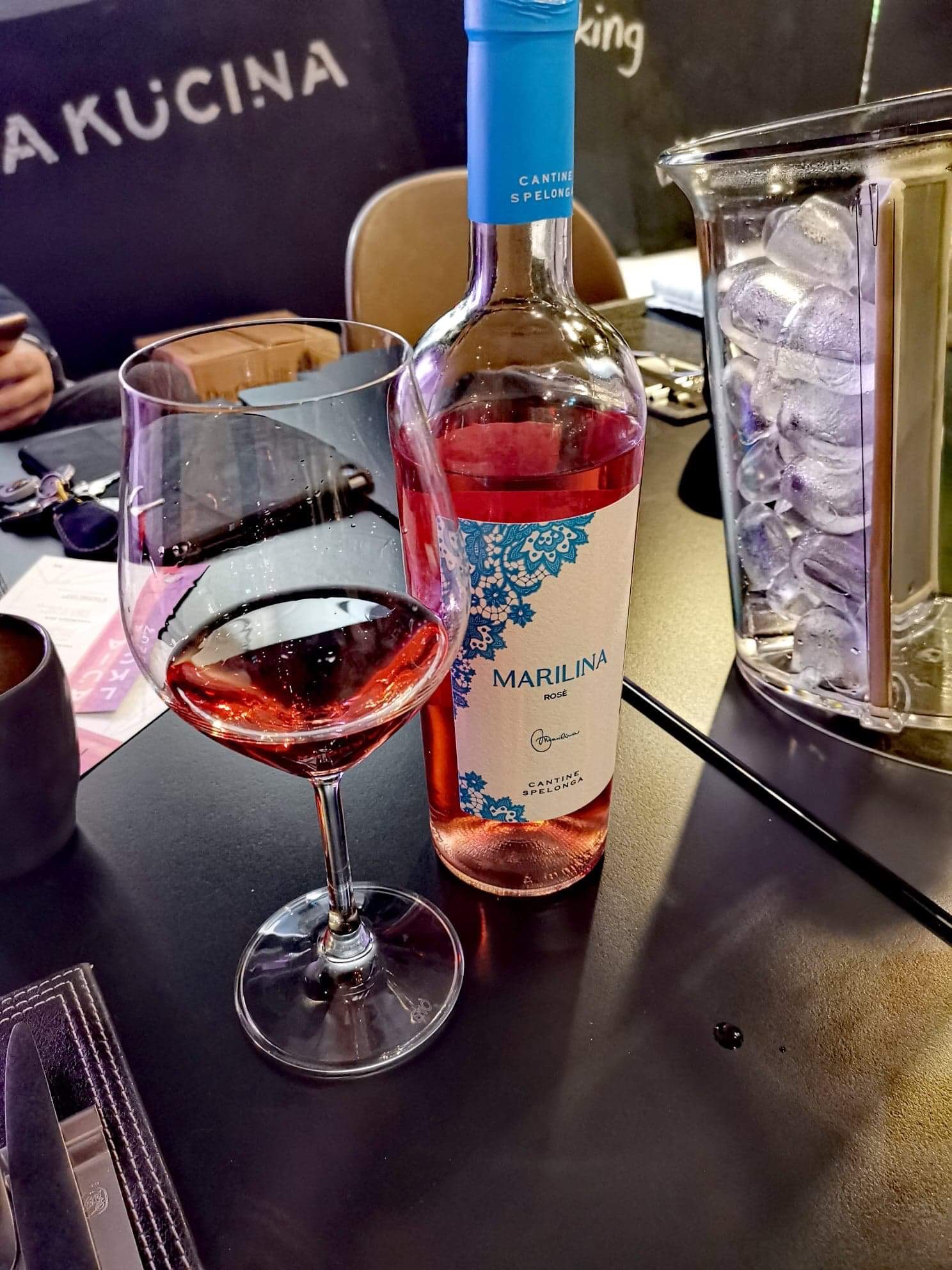 Bottiglia e calice di vino Marilina Rosè